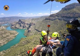 La víctima, en el momento en que ha sido izada al helicóptero de rescate.