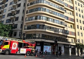 Despliegue de los bomberos junto a los daños y grietas en la esquina del entresuelo.