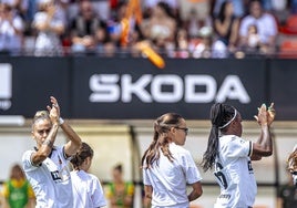 Las jugadoras del Valencia saludan a la afición tras el partido.