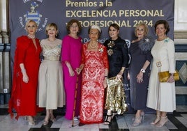 Marisa Marín junto a miembros de la Orden del Querer Saber, como Carmen Pérez o Blanca Fitera.