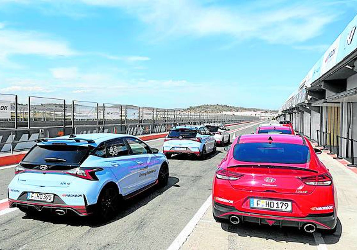 Los N en el pit lane de Cheste.