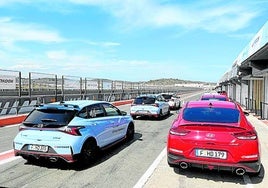 Los N en el pit lane de Cheste.