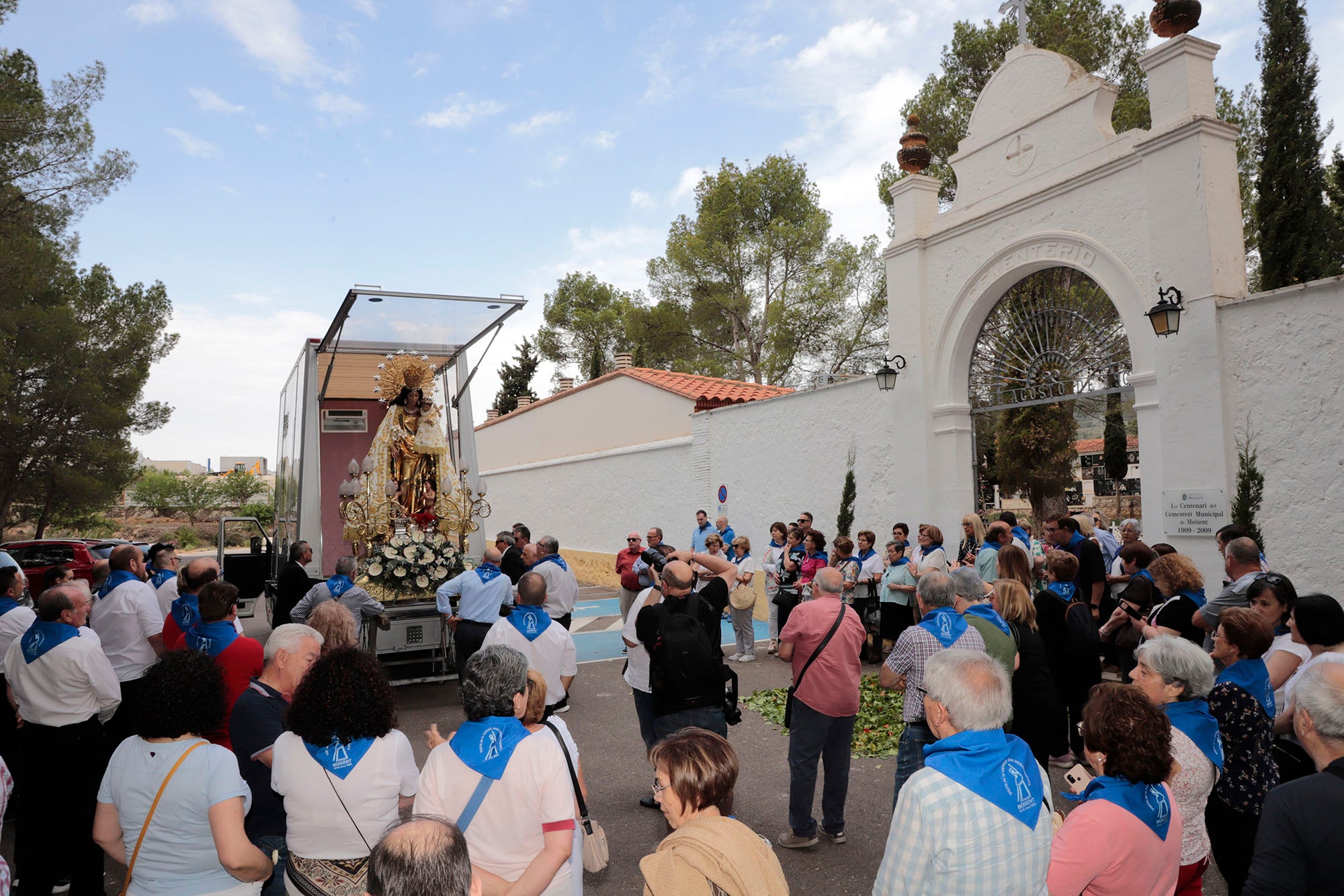 La imagen de la Virgen, a las puertas del Cementerio de Moixent.