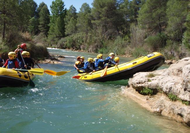 Imagen de archivo de un grupo realizando rafting en el Río Cabriel.