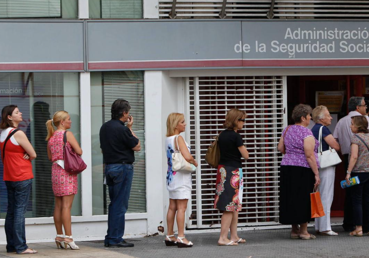 Cola en una oficina de la Administración de la Seguridad Social.