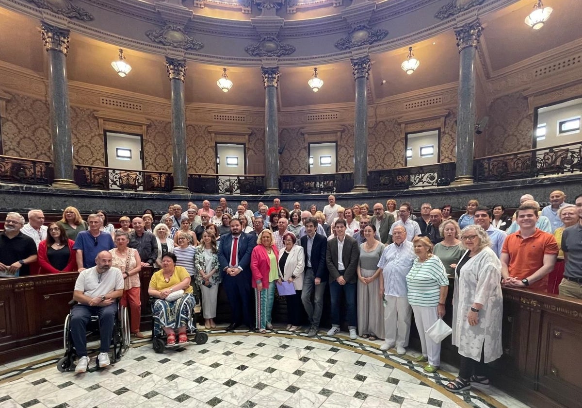 Vecinos y representantes políticos, en el Hemiciclo del Ayuntamiento de Valencia.