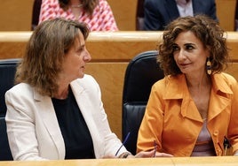 Teresa Ribera y María Jesús Montero, este martes en el pleno del Senado.