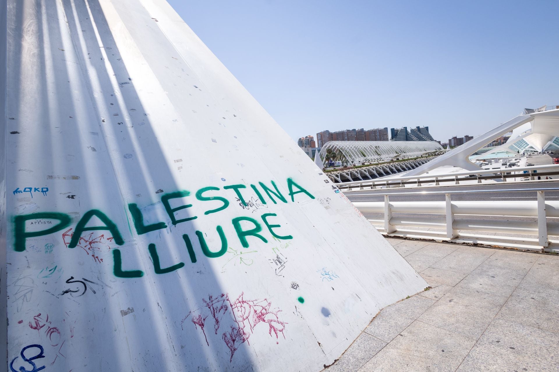 Las protestas a favor de Palestina llegan al puente de Calatrava