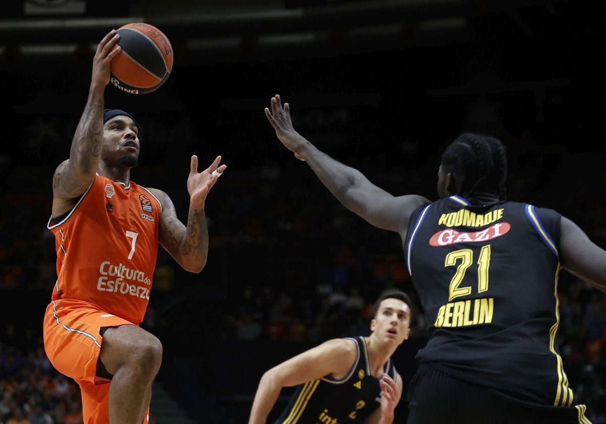 Jones lanza a canasta durante el partido contra el Alba de la pasada temporada en la Fonteta.