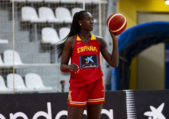 Awa Fam, durante un entrenamiento con España.