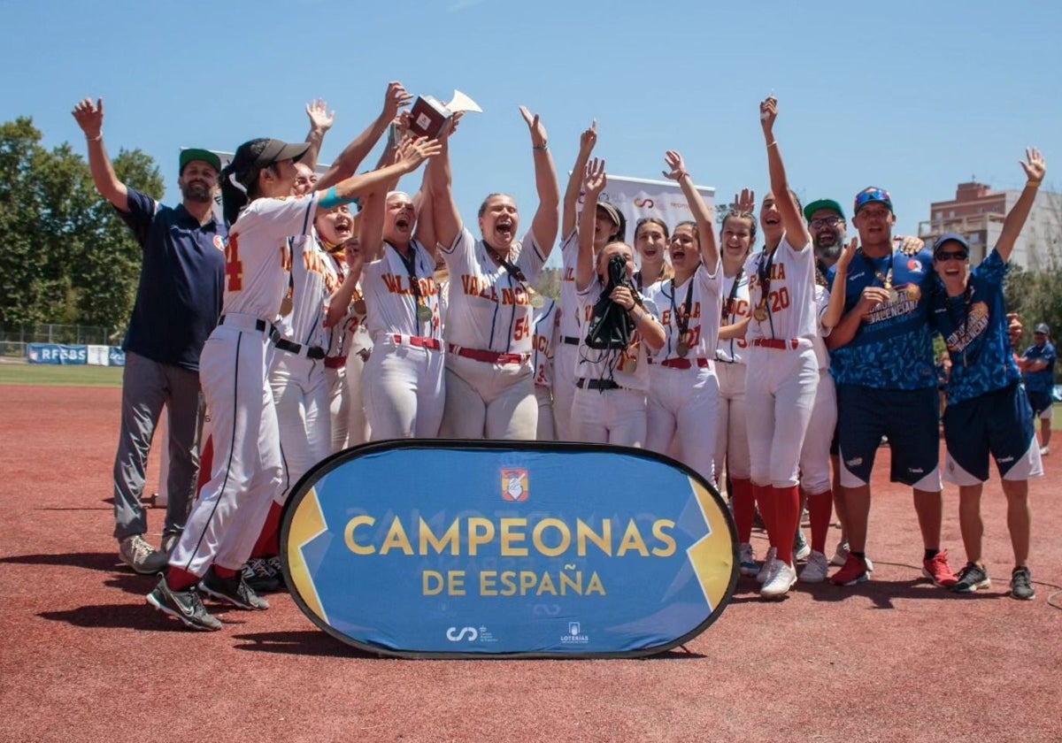 Las jugadoras de la selección valenciana celebran su éxito en el Campeonato de España sub-18.