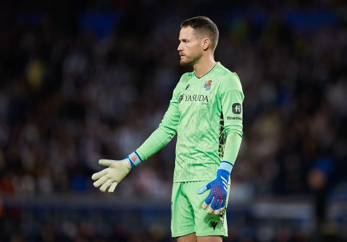 Álex Remiro durante un partido de Champions League.