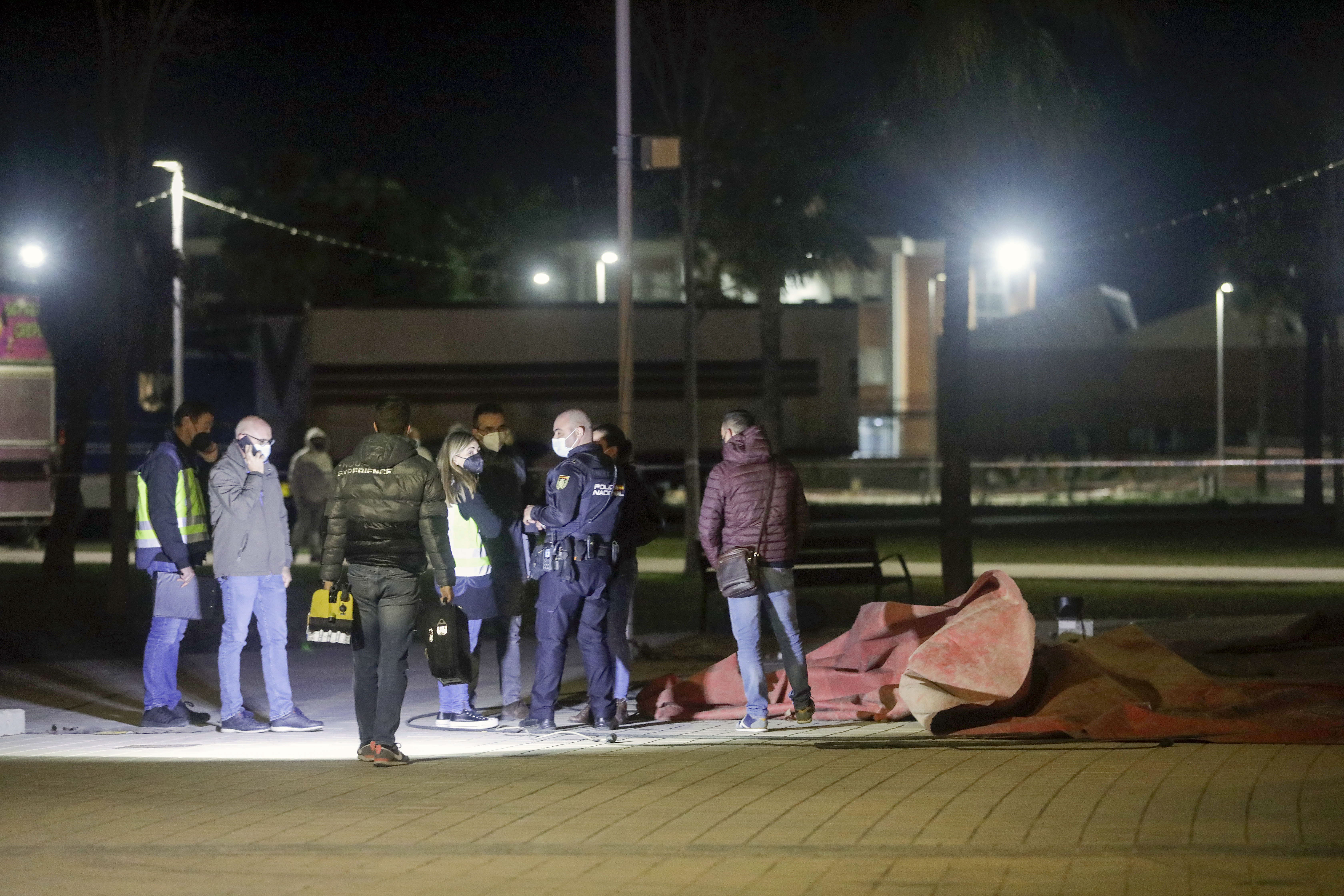 Policías, junto a hinchable siniestrado que segó la vida de Vera y Cayetana,