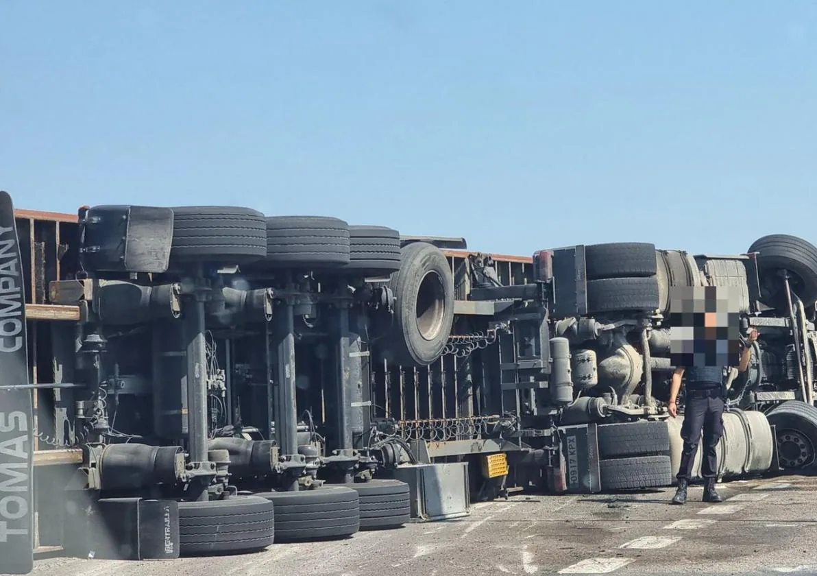 Varios atascos en Valencia por el vuelco de un camión en la V-30 y un accidente múltiple en la CV-36