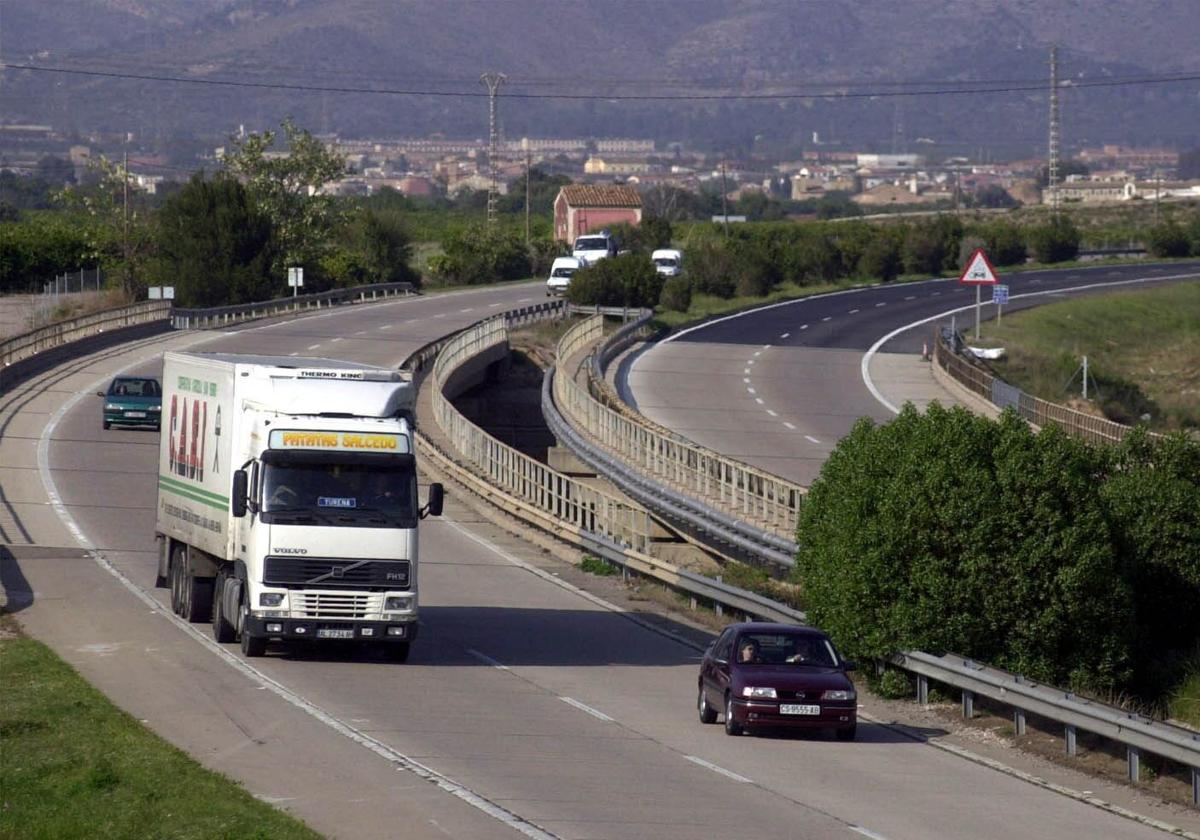 Un camionero sufrió lesiones después de que su vehículo volcó en la AP-7 en Alcalà de Xivert.