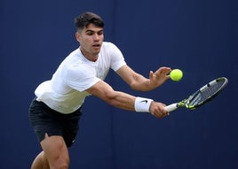 Alcaraz entrena en Queen's.