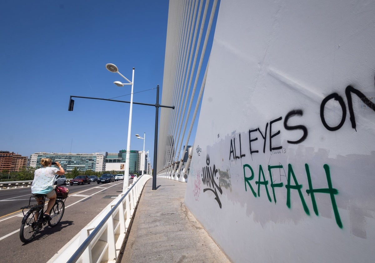 Imagen principal - Pintadas en apoyo a Palestina, en el puente de Calatrava.