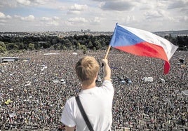 Un joven agita la bandera del país.