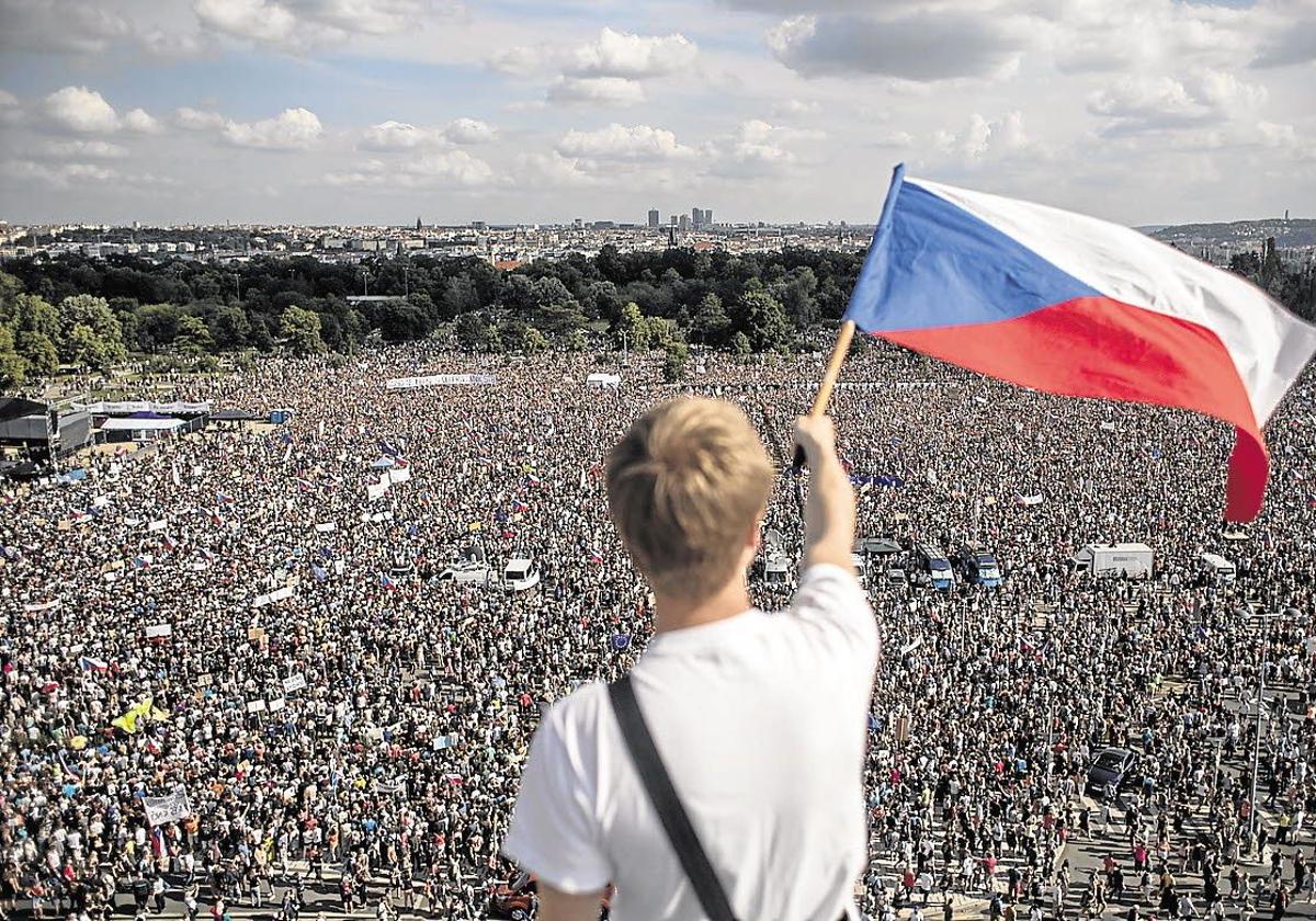 Un joven agita la bandera del país.