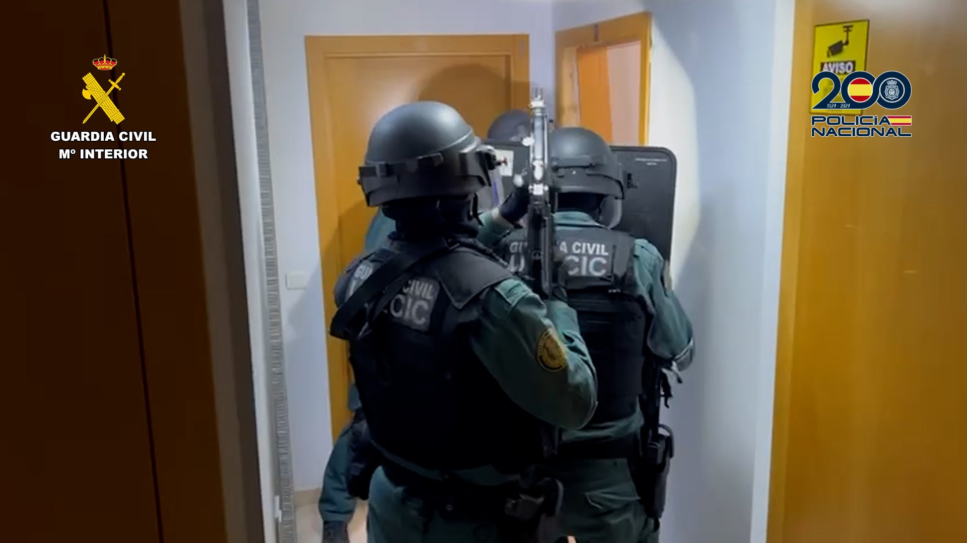 Imagen secundaria 2 - Arriba, dinero incautado a los ladrones; abajo, las joyas robadas (izquierda) y a la derecha, momento en que los agentes de la Guardia Civil entran en la vivienda de Gandia.