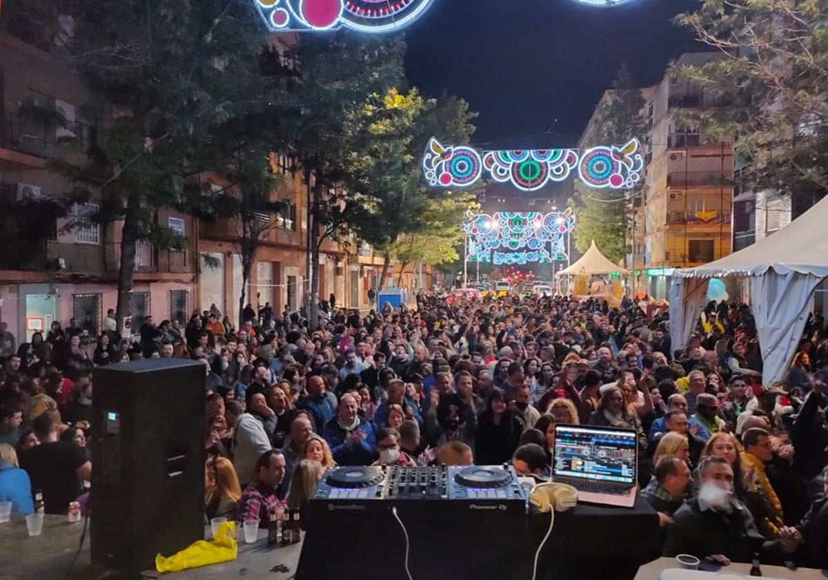 Celebración de una discomóvil en una falla, en imagen de archivo.