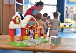 Alumnos en una escuela infantil, con su educadora, el primer día del curso.