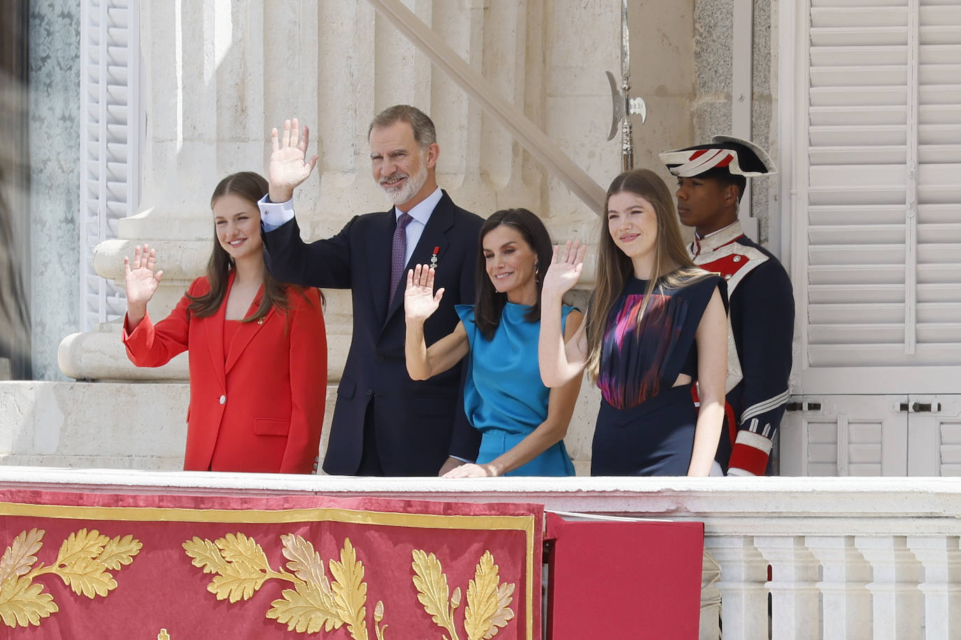 El saludo de la Familia Real desde el balcón del Palacio Real