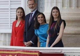 Felipe VI y Letizia junto a sus hijas en el balcón del Palacio Real de Madrid, este miércoles.