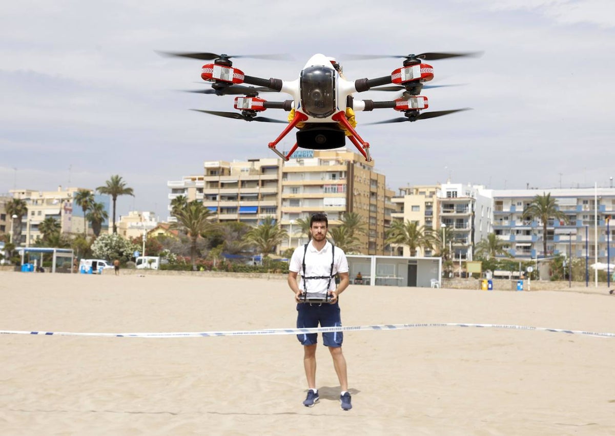 Imagen secundaria 1 - El socorrista valenciano que ha inventado el dron salvavidas