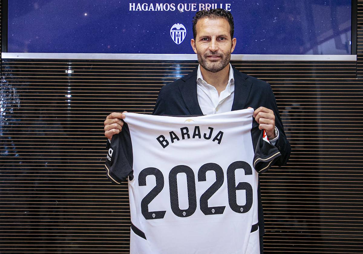 Rubén Baraja, posando tras su renovación.