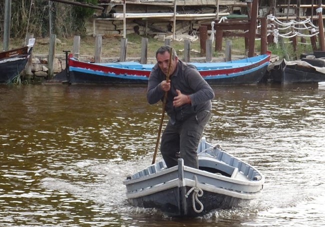 Vicent 'El Guerro', motorista, también sabe remar con percha en el lago.