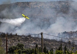 Una avioneta sobrevuela un incendio en Barxeta.