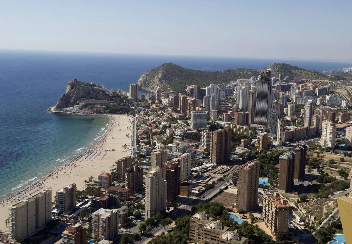 La ciudad de Benidorm, vista desde la azotea de un rascacielos.