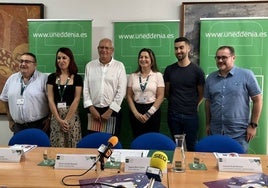 Los participantes en la presentación de los cursos.