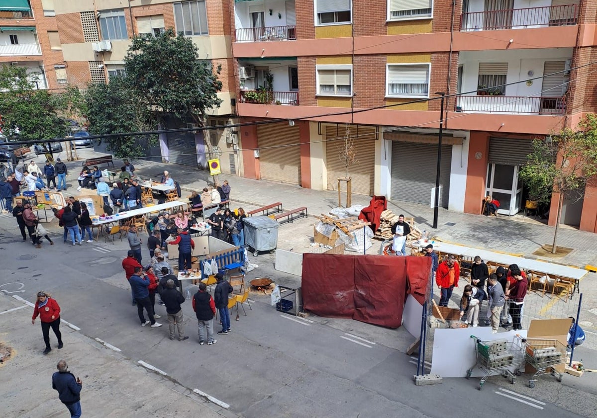 Imagen principal - Los falleros de Alfara del Patriarca, en un acto de la comisión y Raquel Báguena, presidenta, con el estandarte, en la puerta del casal.