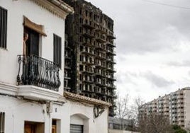 Vivienda unifamiliar antigua en Campanar y al fondo, el edificio sinistrado.