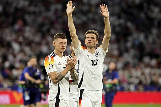 Kroos y Muller, tras ganar a Escocia.