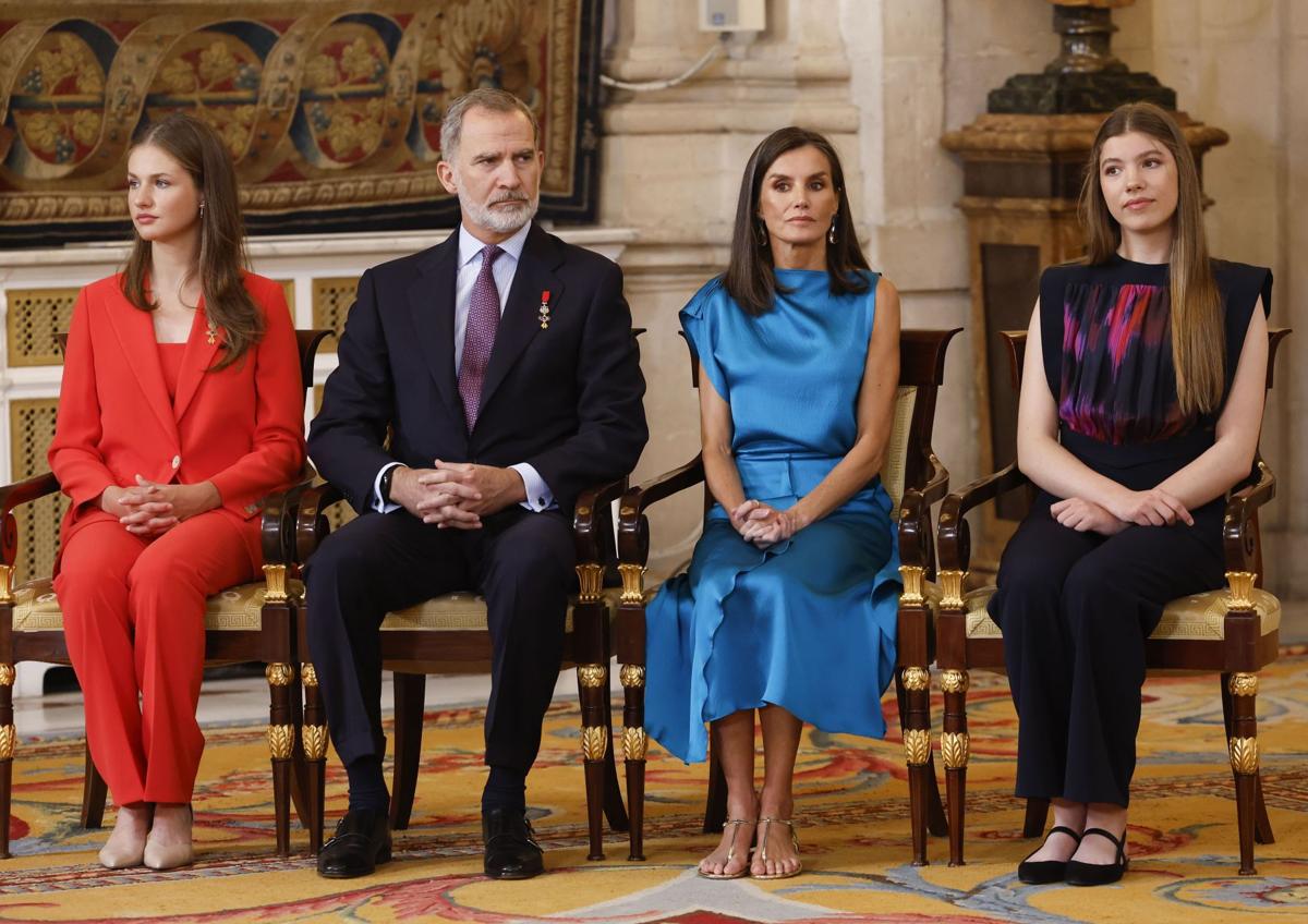 Imagen secundaria 1 - La Reina Letizia deslumbra con un look reciclado de una firma sostenible española