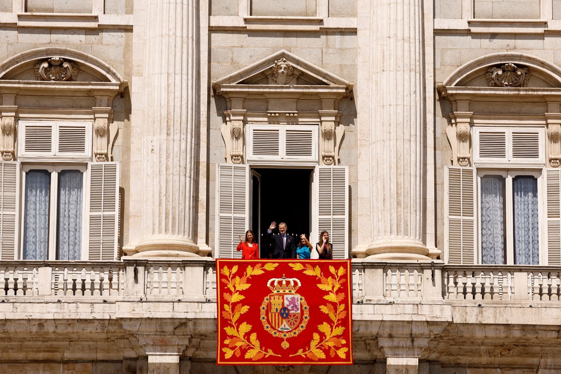 El saludo de la Familia Real desde el balcón del Palacio Real