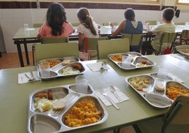 Alumnos en el comedor de un colegio.