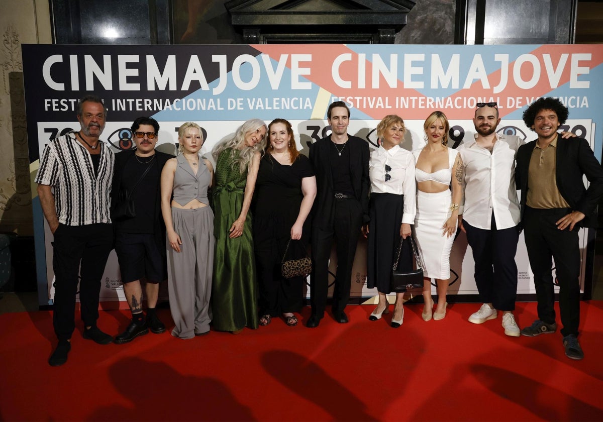 El elenco de la película 'Lo carga el diablo', del valenciano Guillermo Polo y que ha sido la cinta inaugural de la 39 edición de Cinema Jove.