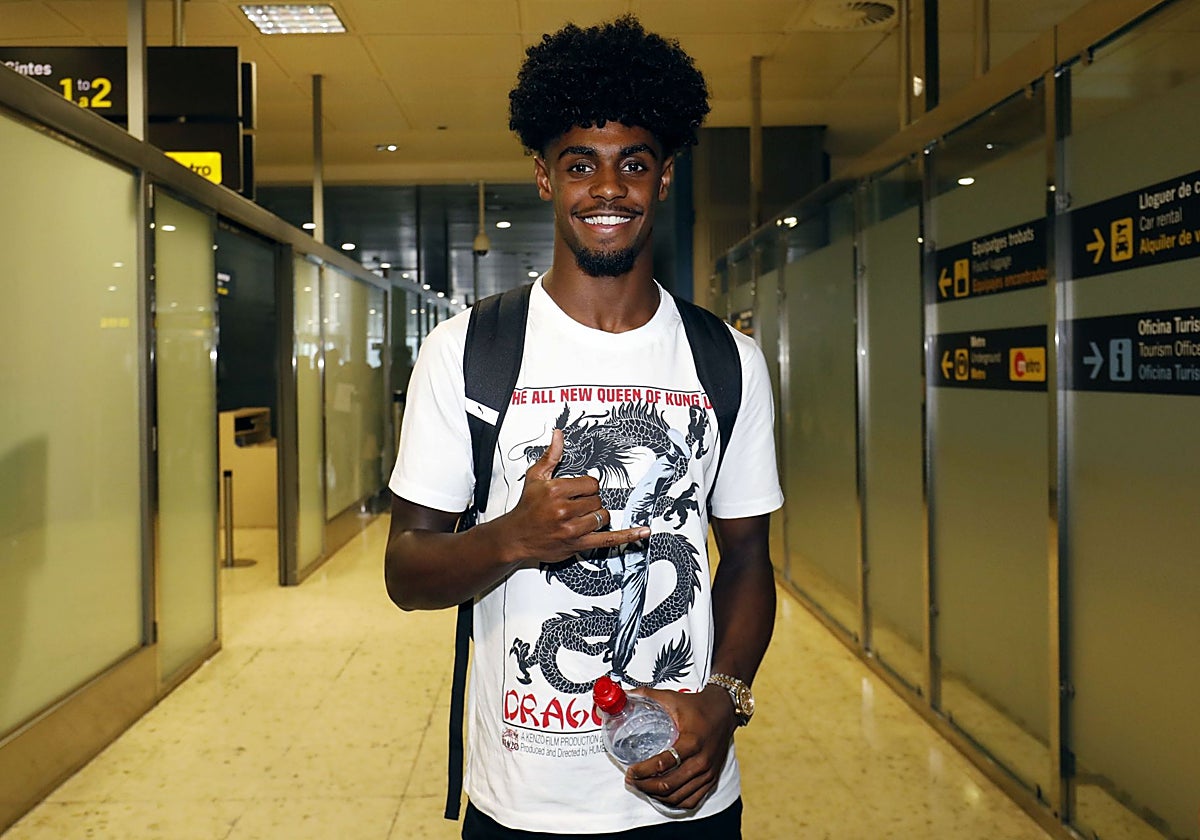 Thierry durante su llegada al club.