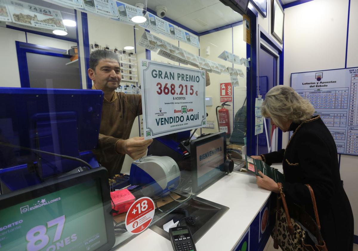 Varios jugadores de La Bonoloto en una imagen de archivo.