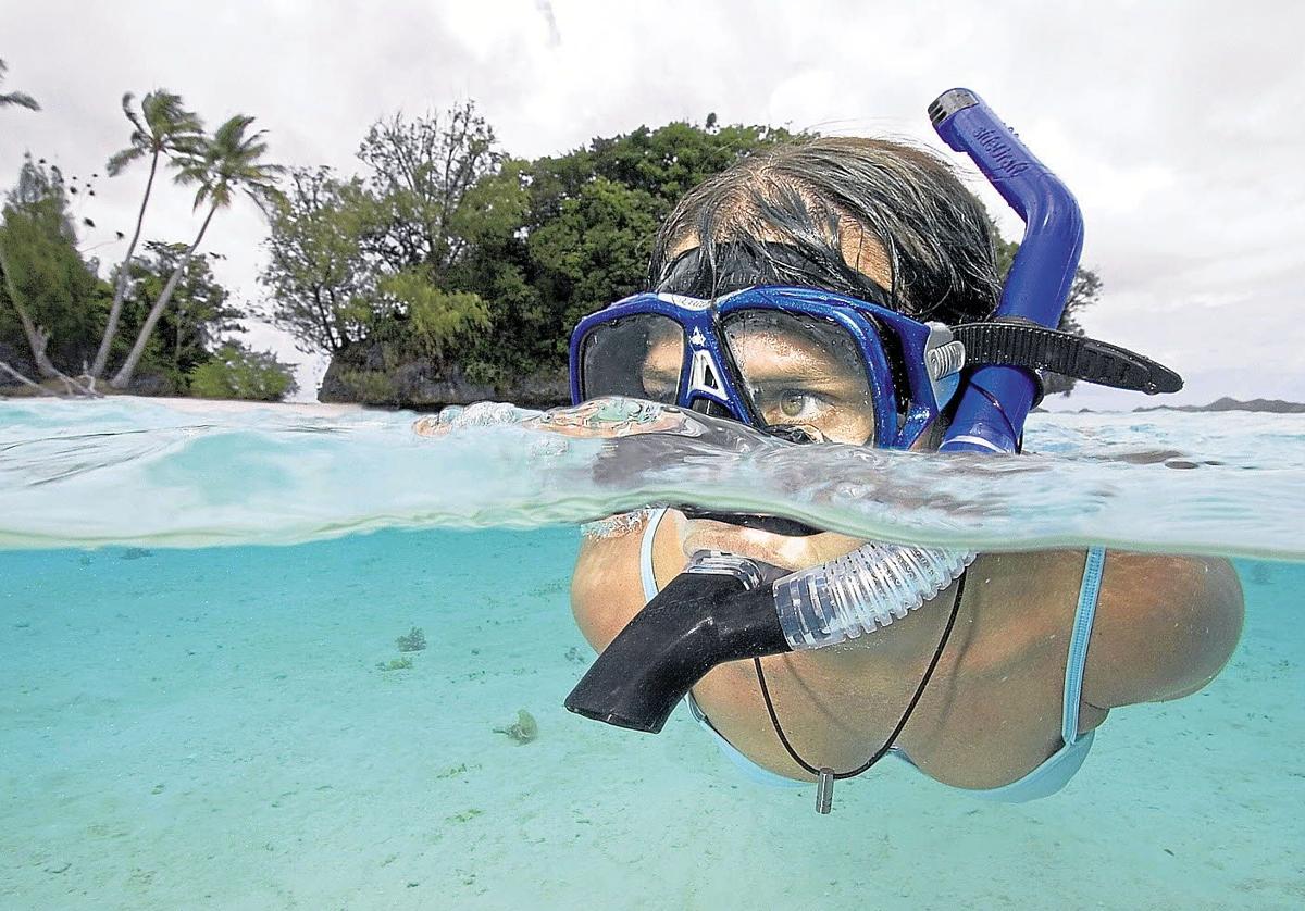 Imagen de archivo de una chica practicando buceo.