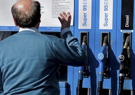 Surtidores de combustible, en una imagen de archivo.