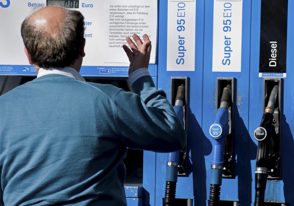 Surtidores de combustible, en una imagen de archivo.