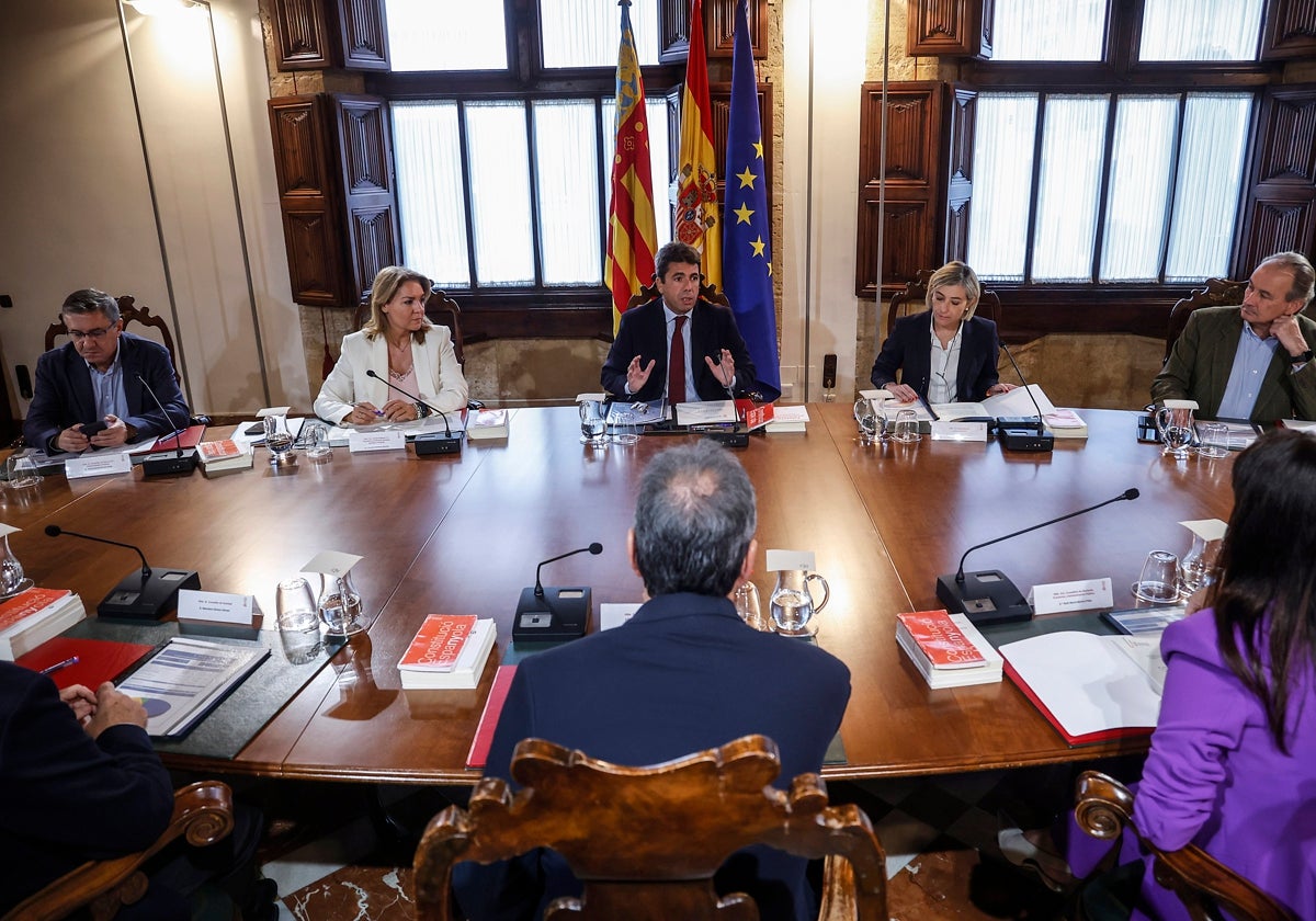 Una reunión del pleno del Consell con Mazón al frente.