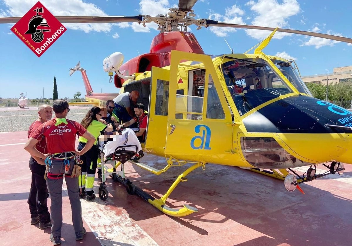 La mujer a la llegada a Sant Vicent para ser trasladada al hospital.