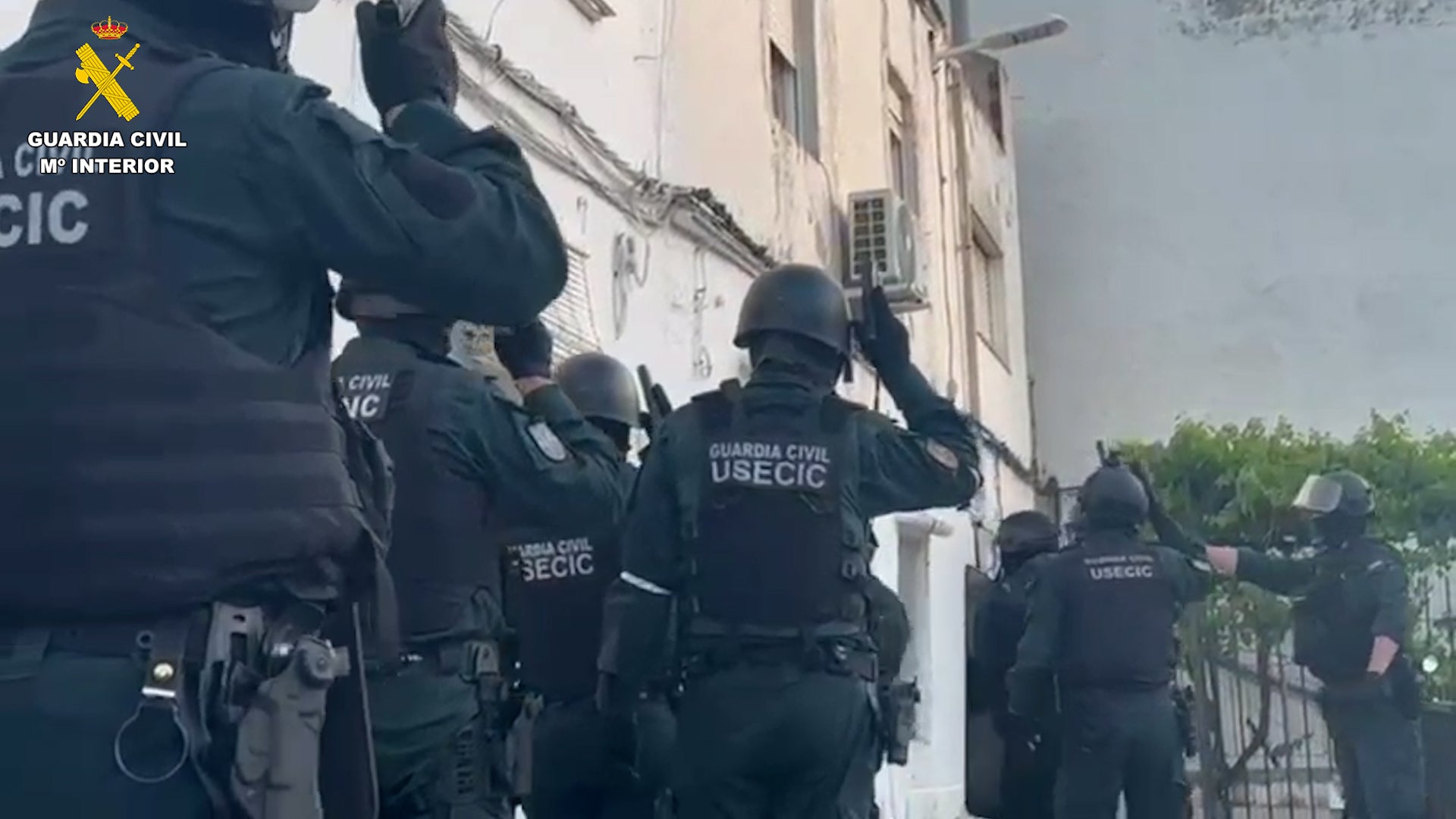 Operativo de la Guardia Civil en el registro de una de las viviendas.