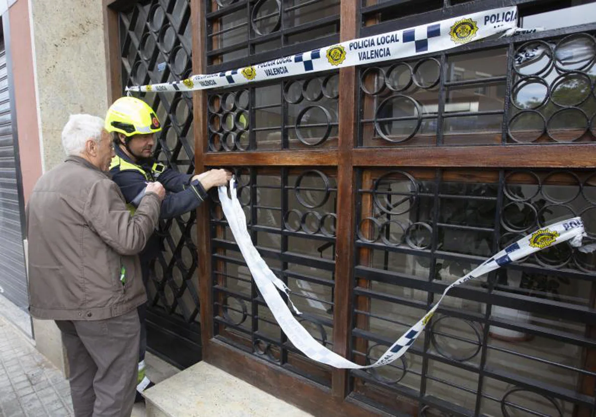 Los vecinos desalojados por una grieta en su edificio en Orriols ya pueden volver a sus casas